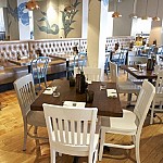 Zizzi - Loughton inside