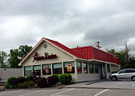 Lee's Famous Recipe Chicken outside