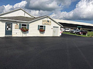 Smith's Orchard Bake Shop outside