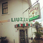 Liuzza's Restaurant Bar outside