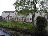 The Narrow Boat outside