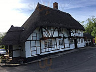 The Red Lion Chalton outside