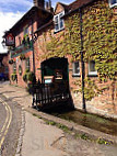 The Queen's Head outside