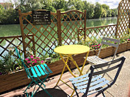 La Terrasse Des Bords De Marne inside