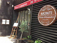 PIZZA MONTI outside