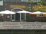 China Garden Nguyen, Ahn Dung outside