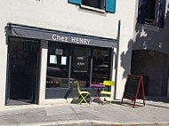 Chez Henry inside