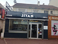 Jiyan outside