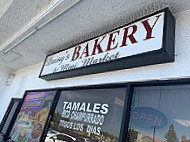 Daisy's Bakery outside