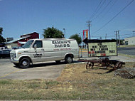 Sammie's B-q outside