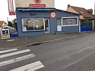 Les Hirondelles outside