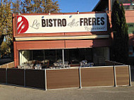 Le Bistro Des Freres outside