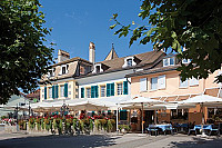 Auberge Les Platanes inside