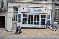 Les Vedettes outside