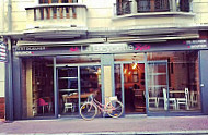 La Bicyclette Rose outside