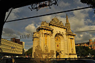 Cafe de L'hotel de Ville outside