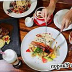 Cafe De Yangon food