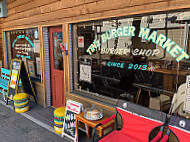 Tin'z Burger Market outside