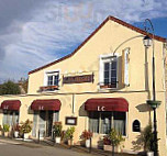 Auberge Le Charmy outside