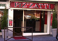 Piz'zatti outside