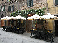 L'osteria inside