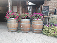 Hillside Winery Bistro outside