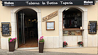 Taberna La Botica Taperia inside