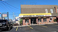 Tonio's Pizza inside