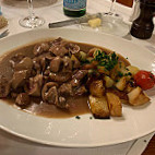Caves Pétrissans food