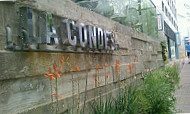 La Condesa outside