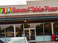 Round Table Pizza outside