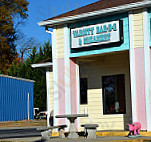 Varsity -b-q Ice Cream outside