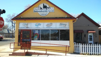 Steel City Dogs outside