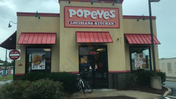 Popeyes Louisiana Kitchen outside