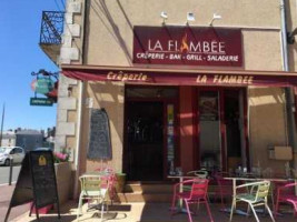 La Flambee outside