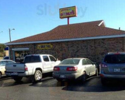 Grammy's Donuts outside