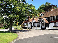 The Queens Head outside