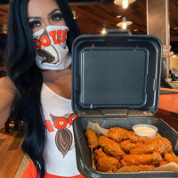 HOOTERS food