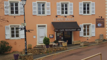 Le Petit Bourg outside