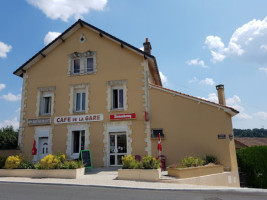 Café De La Gare outside