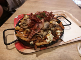 Poutinebros Carre Senart food