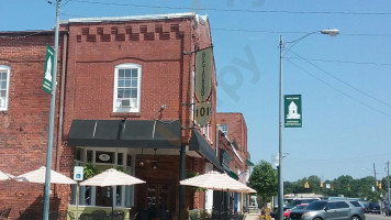Restaurant 101 outside