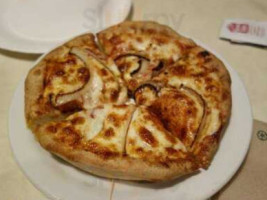 Round Table Pizza food