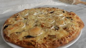 Luccachia pizza food