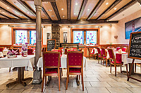 Le Parc Restaurant inside