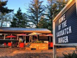 Silver Falls Country Store outside