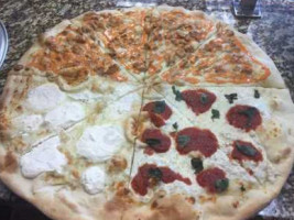 Monetti's Pizza food