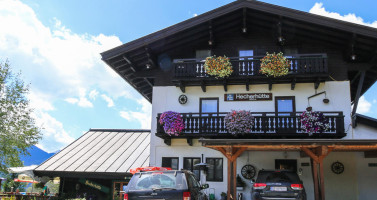 Hecherhütte - Inh Lutz u Jarmila Kirnbauer outside