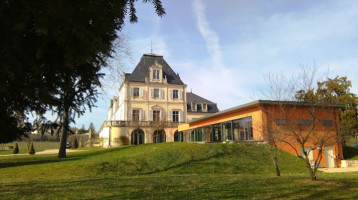 Château De Cîteaux outside