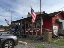 Country Cousins Barbecue outside